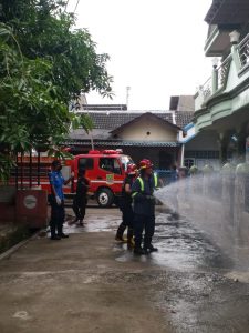 Putus Penyebaran Covid 19 Tim Relawan Tamansari Indah Semprotkan Disinfektan