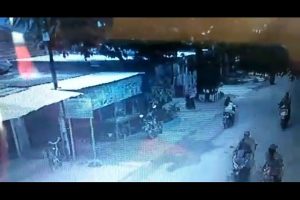 Sambil Membawa Anak,Seorang Ibu Nekat Mencuri Motor Terekam Kemera Cctv