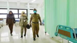 WALI KOTA BEKASI SIDAK KESIAPAN PENAMBAHAN RUANG ISOLASI RSD STADION PCB