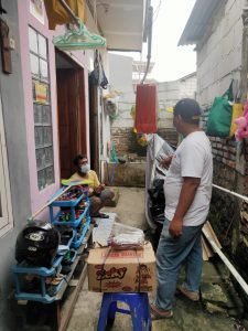 Satu Warga Diisolasi Karang Taruna Unit 02 Pejuang Berikan Paket Sembako