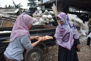 Program Dermawan Berbagi Makan Teladanku Sasar Kampung Pemulung Bekasi