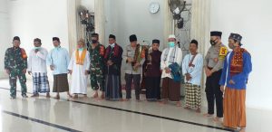 Kapolsek Cibarusah Beri Imbauan Protokol Kesehatan Di Sela Pelaksanaan Sholat Jumat