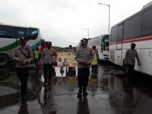 Polsek Cikarang Barat Giat Tematik Bagikan Masker Pada Penumpang Dan Pengemudi Di Pul Sinar Jaya