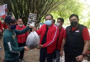 PDI Perjuangan Kabupaten Bekasi Tanam Bibit Pohon dan Tabur Benih Ikan di Kali Cikarang