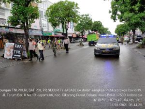 Polsek Cikarang Pusat Sasar Pintu 11 Tarum Barat Bagikan Masker