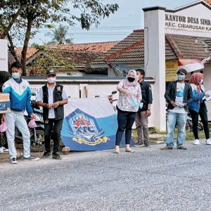 Gandeng Kades Sindangmukya,XTC PAC Cibarusah Bagikan Tak’jil Dan Masker