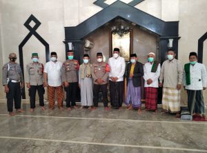 Polsek Tarumajaya Bagikan Masker Pada Jamaah Masjid