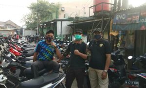Toleransi Umat Beragama, Umat Non Muslim Jaga Kendaraan Jamaah Salat Ied