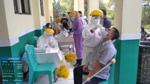 Bagikan Sembako Dan Lakukan Tes Sweb Di Lakukan Polsek Serang Baru Pada Warga Yang Balik Mudik