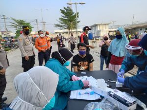 Penumpang Kereta Api Comuter line Di Lakukan Sweb Antigen Petugas Tiga Pilar