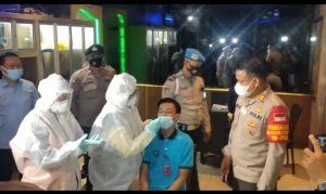 Buat Terkejut Para Pengunjung Tempat Hiburan Malam Petugas Lakukan Sweb Antigen