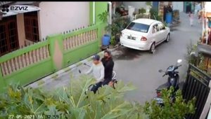 Penjambret HP Anak Kecil Dua Pelaku Terekam Camera CCTV