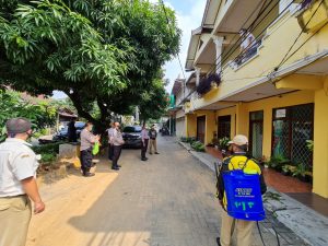 Warga Terpapar Covid 19 Dan Lakukan Isolasi Mandiri Di Berikan Bantuan Petugas