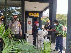 Polsek Medan Satria Halau Kerumunan Gojek Saat Antri Pesanan Di Mc Donald