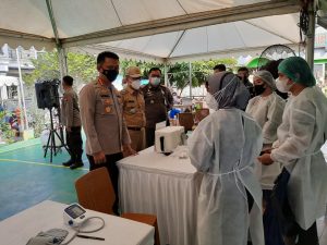 Warga Antusias Ikuti Vaksinasi Dalam Giat Bhakti Kesehatan Bhayangkara Untuk Negeri