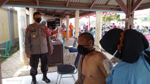 230 Warga Desa Cilangkara Di Vaksin Petugas Dalam Giat operasi kemanusiaan Bhayangkara untuk negeri