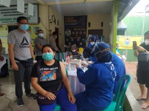 Warga Perum Central Park Antusias Mengantri Di lakukan Vaksinasi Oleh Polsek Cikarang