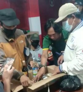 Warga Dan Aparat Gerebek Toko Penjual Miras