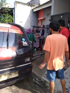 Positif Covid Nenek Tua Di Evakuasi Petugas Gunakan Angkot