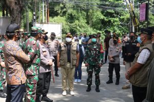 KUNJUNGAN PANGLIMA TNI, KAPOLRI DAN MENTERI KESEHATAN KE PUSKESMAS PEJUANG KECAMATAN MEDAN SATRIA KOTA BEKASI