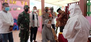 Ratusan Manula Di Lakukan Vaksin Putugas Tiga Pilar