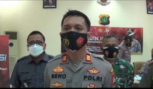Warga Zona Merah Di Lakukan Vaksinasi Petugas Kepolisian