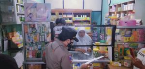 Antisipasi Lonjakan Harga Obat Polsek Tambelang Sidak Apotik