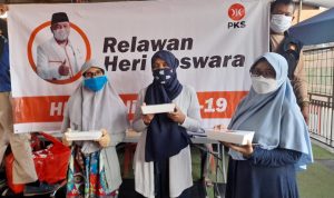 Relawan Heri Koswara Berbagi Makanan, Peduli Warga Yang Lakukan Isoman
