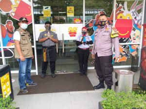 Polsek Medan Satria Pasang Sticker Himbauan Tidak Melayani Makan Ditempat Dan Hanya Taka Away Pada Pedagang Di Masa PPKM Darurat