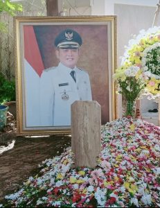 Isak Tangis Warga Dan Keluarga Sambut Kedatangan Jenazah Bupati Bekasi