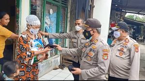 Empati Building Polsek Medan Satria Berikan Bantuan Kemanusiaan Pada Warga
