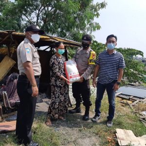 Bantuan Sosial Peduli Covid 19 Di Distribusikan Polsek Serang Baru Selama PPKM Darurat