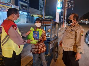 Berikan Himbauan Prokes Polsek Medan Satria Juga Berikan Bantuan Sosial Ke Warga