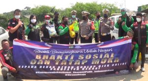 Kasatlantas Polres Metro Bekasi Bagikan Paket Sembako Untuk Ojek Online