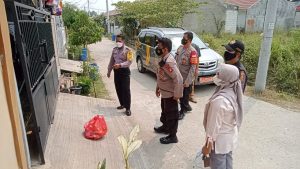 Polsek Serang Sambangi Warga Terpapar Covid 19 Berikan Bantuan Sosial