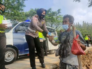 Tukang Sapu Jalan, Disabilitas Dan Pengemis Dapatkan Daging Kurban Dari Satlantas Polres Metro Bekasi