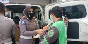 Opang Dan Ojol Terima Daging Rendang Gratis Dari Satlantas Polres Metro Bekasi