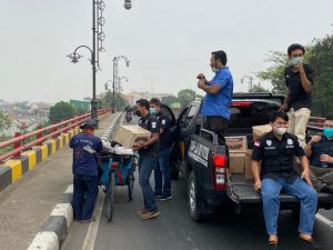 Dua Ratus Paket Sembako Di Bagikan Satreskrim Polres Metro Bekasi