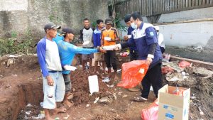 Kawan Peduli Berbagi Dengan Penggali Kubur Pemakaman Covid-19 Mangunjaya
