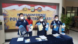 Jual Obat Anti Virus Di Atas Harga Eceran Dua Pemilik Apotik Di Tangkap Polisi