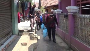 200 Peket Bantuan Di Berikan Untuk Warga Terdampak PPKM Level 4 Di Kelurahan Telaga Asih