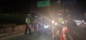 Polres Metro Bekasi Lakukan Penyekatan Dan Pembatasan Mobilitas Warga Di Perbatasan Kerawang – Bekasi