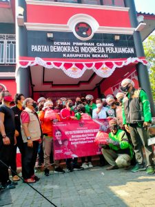 Driver Ojol Bersama PDI Perjuangan Bagikan Makanan untuk Pasien Isoman