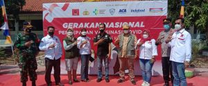 Warga Perum Regency Di Vaksin Petugas Satnarkoba Dan Projo Bekasi