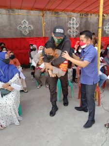 Penyandang Desabilitas Bergantian Di Gendong Kapolsek Tarumajaya Dan Lurah Setia Asih Lakukan Vaksinasi