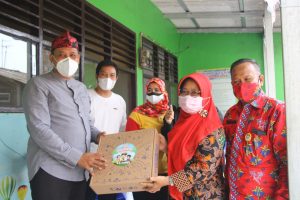 Wawali Kota Bekasi Secara Simbolis Berikan Megic Box Media Pelajar Kanak – Kanak