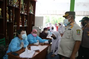 Wali Kota Bekasi Ingatkan Petugas Untuk Mempermudah Warga Yang Ingin Di Vaksin
