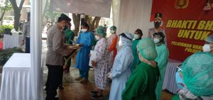 Polres Metro Bekasi Berikan Piagam Penghargaan Pada Petugas Nakes Di Lokasi Vaksin Tahap Kedua