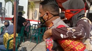 Ingin Di Vaksin,Nenek 78 Tahun  Digendong Kapolsek Tarumajaya ke Lokasi Vaksinasi