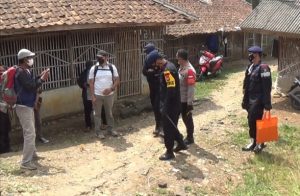 Sat-Brimob Bersama Polsek Cikarang Pusat Door To Door Berikan Vaksin dan Sembako di Pelosok Desa